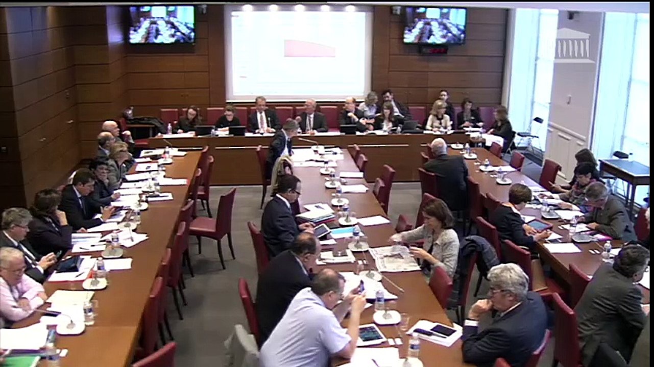 "Quels moyens sont mis en œuvre pour faire face à la désertification médicale dans la banlieue parisenne?"i