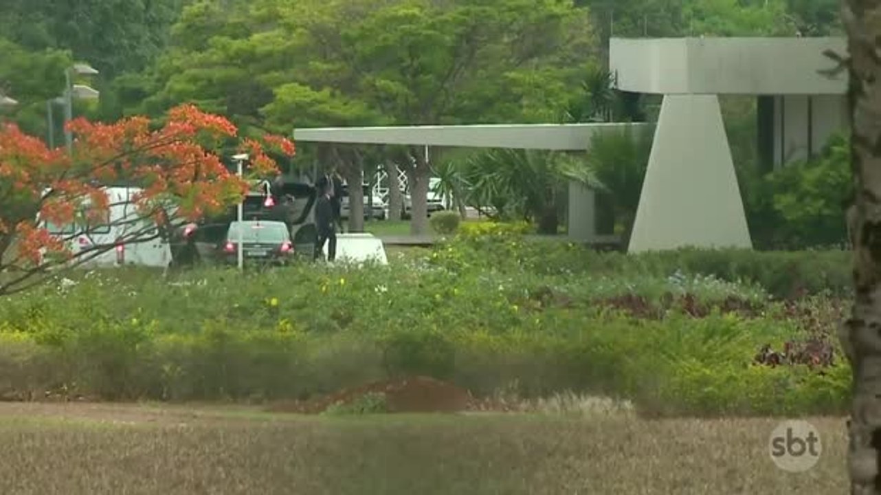Temer retorna ao Brasil e não fala sobre prisão...