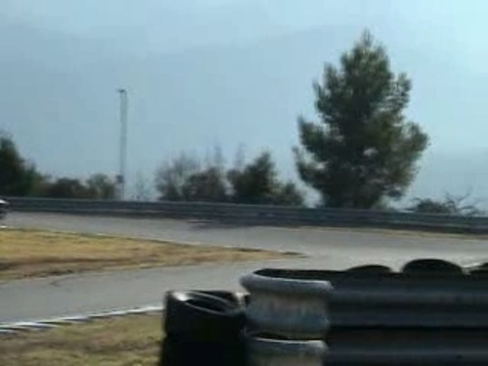 BMW 323 i en glisse au circuit du luc