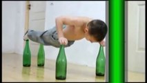 Jago Kali anak ini Push Up diatas botol