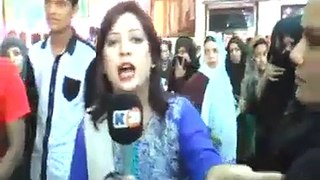K21 Female News reporter Saima Kanwal slapped by a guard in Public.