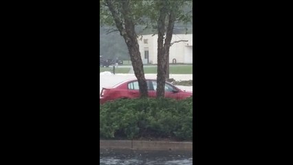 Il fait du jetski pendant l'ouragan Matthew