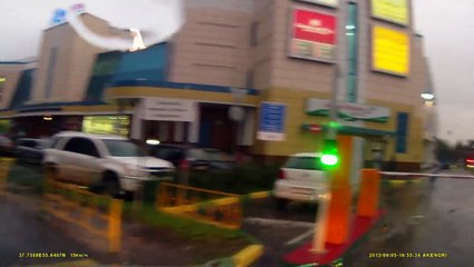 Ce cycliste bourré se bat avec une barrière!