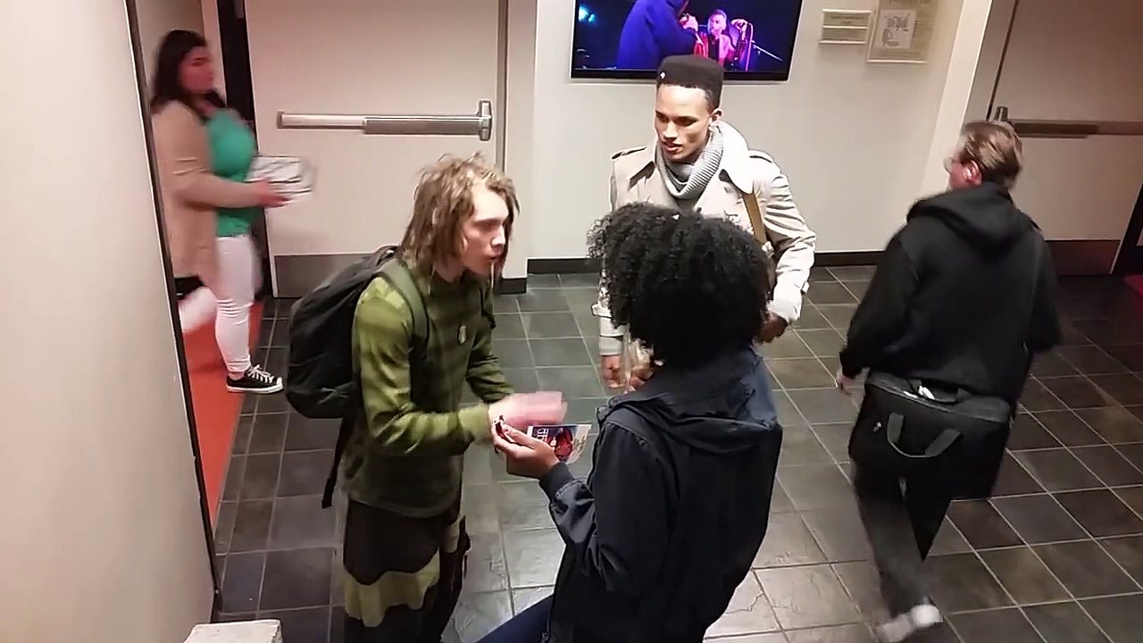 Cette étudiante noire refuse que ce blanc porte des dreadlocks !