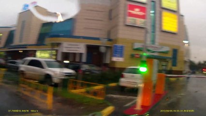 Bêbado desafia barreira do parque de estacionamento e acaba KO