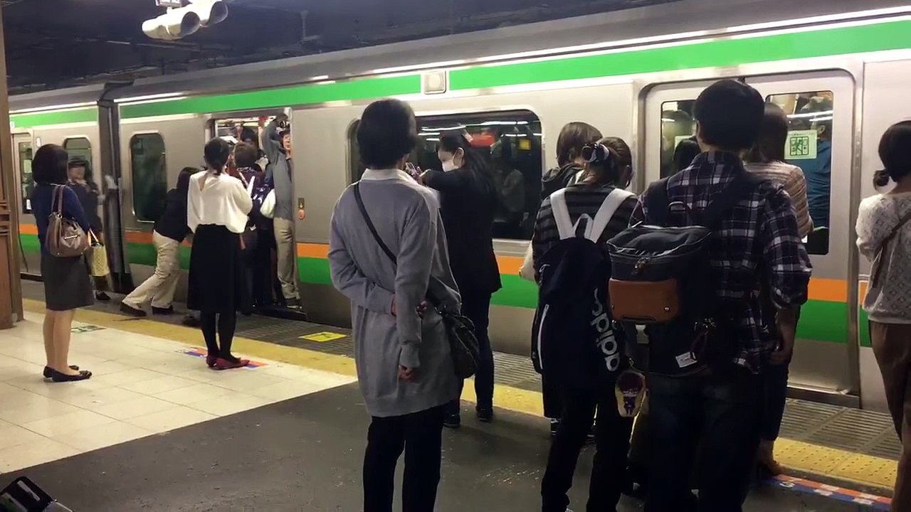 ものすごい詰め込みを見た　駅員さんの1分間の頑張り　2016年10月19日【Twitterで話題・満員電車】