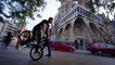 Tricks en BMX de fous à Barcelone en mode Parkour par Tim Knoll