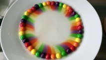Arc-en-ciel avec des bonbons Skittles de toutes les couleurs