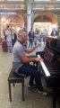 Ce pianiste pro joue à la gare de Londres Game of Thrones et Pirates des Caraïbes - Kings Cross