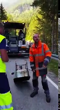 Une brouette s'envole comme une fusée après une explosion !