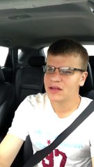 Un automobiliste a un accident de la route en chantant