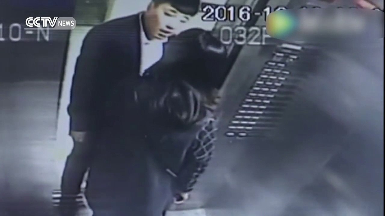 Man beats woman in front of her child, after she asked him to stop smoking in lift