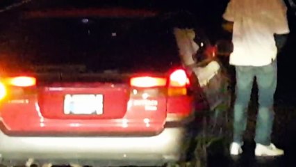 Ivre il s'arrête au milieu de l'autoroute pour pisser