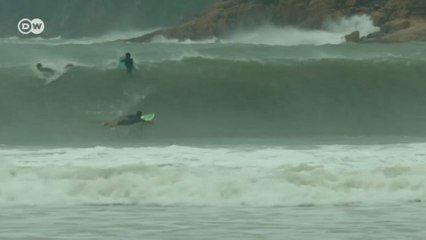 Surfistas  aproveitam alerta de  tufão para pegar onda