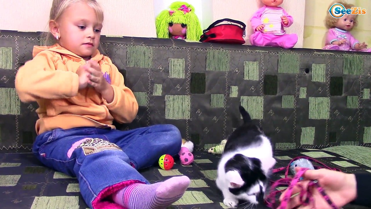Котенок Барсик и Ярослава на ДЕТСКОЙ ПЛОЩАДКЕ....