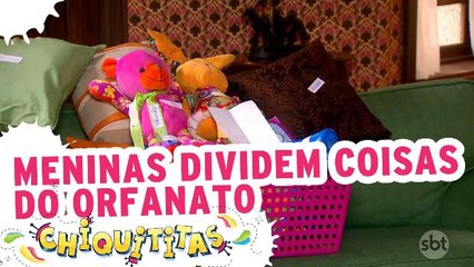 Meninas dividem coisas do orfanato