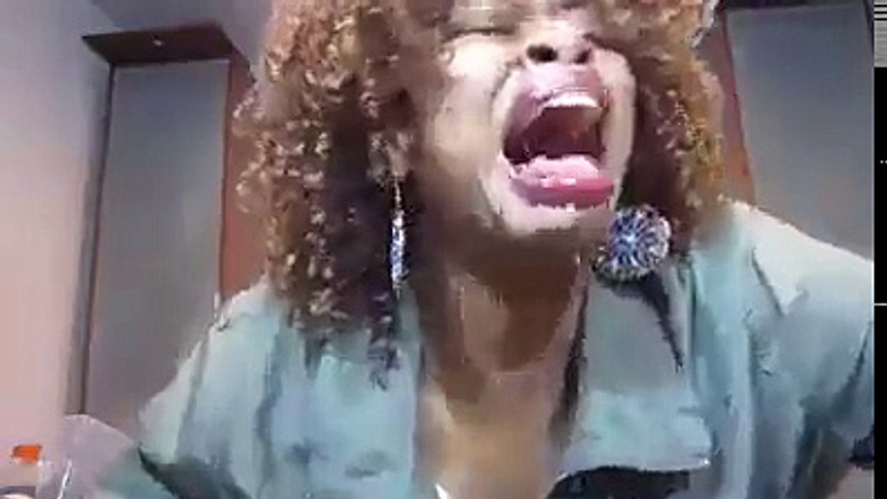 La fille a voulu tester le piment mdr