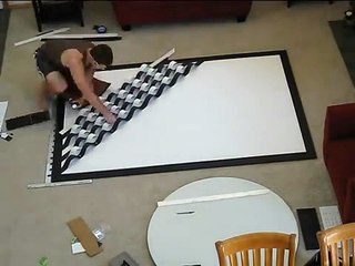 Sa conjointe lui demande de décorer le mur du salon! Et lui le fait avec ducarton!!  - Décorations