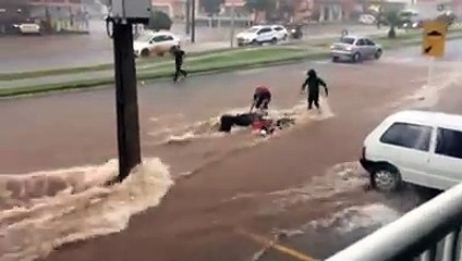 Uma forte chuva caiu na cidade de Lucas do Rio Verde, que provocou grande alagamento por muitos pontos da cidade.