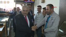 Afyon - Başbakan Yıldırım, Eline Makas ve Tarak Alıp Muhabirin Saçını Kesti.