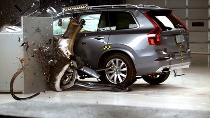 下载视频: 2016 Volvo XC90 small overlap IIHS crash test