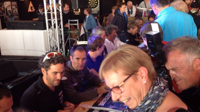 Les skippers en séance de dédicaces