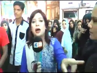 sahafi khatoon ki police k sath btmezi