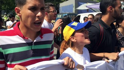 Estudiantes venezolanos protestan tras suspensión de referendo