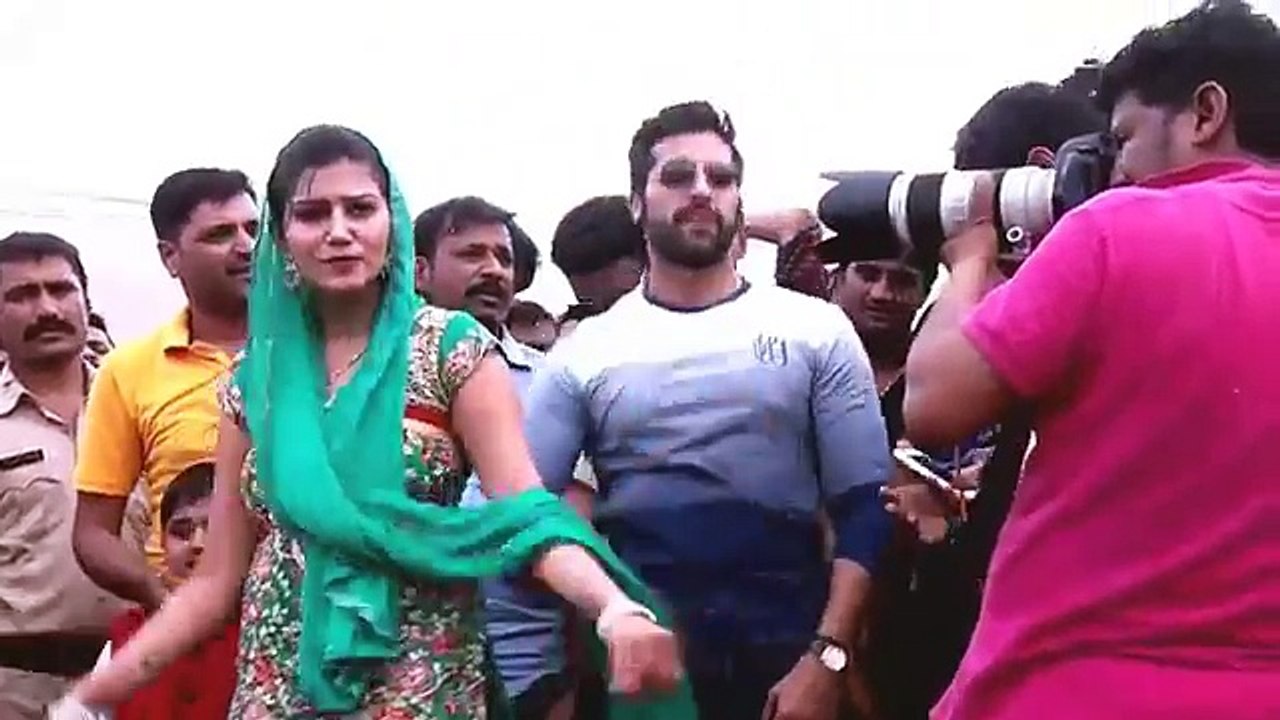 Live Sunny Leoan & Sapna Choudhary - सपना के झटके ने सन्नी लीओन के होश उड़ा दिए - Sapnai Dance 2016