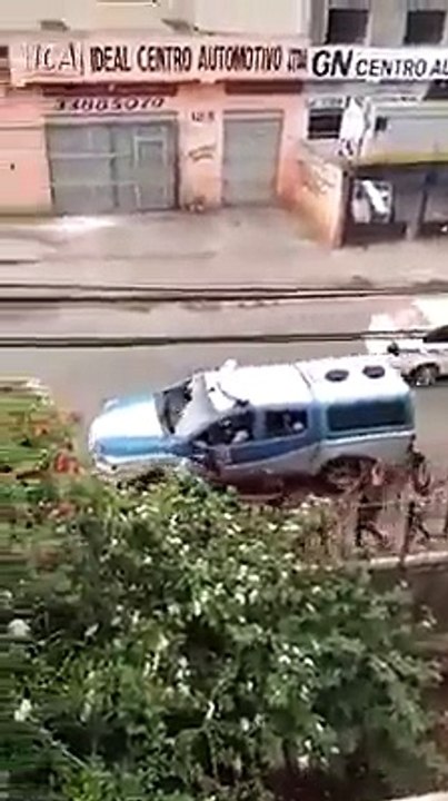Menores sendo presos ao som de "atirei o pau no gato"