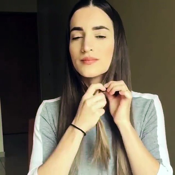 Îşi împleteşte părul sub bărbie. Poate părea ciudat, însă re