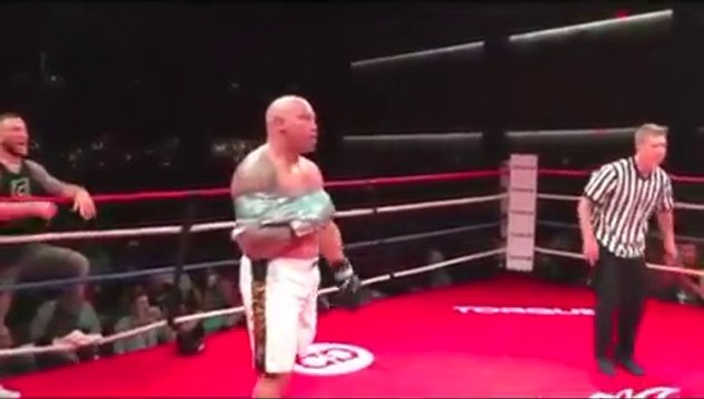 Ce boxeur éclate son adversaire avec un bras immobilisé! Shane Carwin démolit Jason Ellis