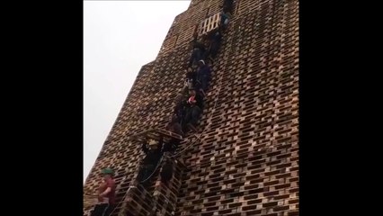 Tarés, ils construisent une pyramide géante avec des palettes !
