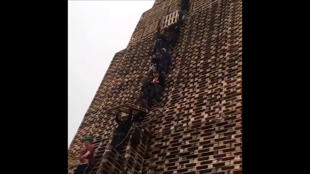 Tarés, ils construisent une pyramide géante avec des palettes !