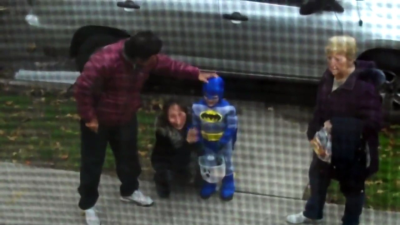 Ce gamin effrayé se prend une gamelle : Halloween c'est pas que du bonheur