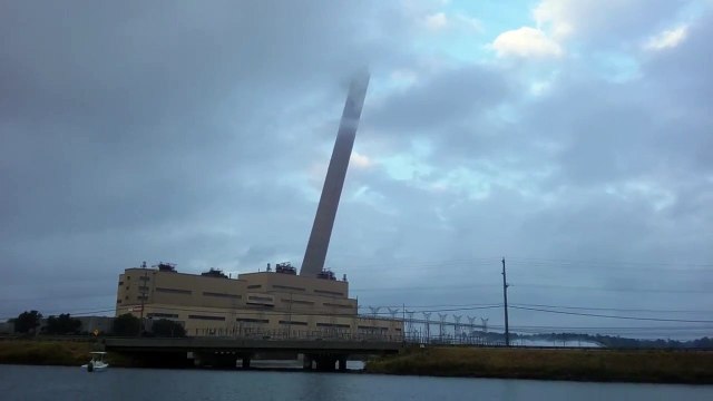 Demolition d'une cheminée d'usine perdue dans les nuages! Magnifique