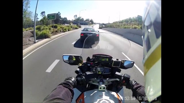 Ce chauffard echappe à la police en fonçant dans un motard!
