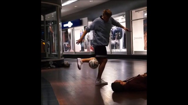 Trick en foot qui fini mal : coup de pied dans les burnes!