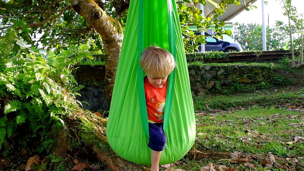 S. dans son hamac dans le jardin (2)