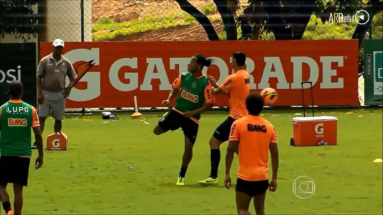 Ronaldinho - Freestyle At Training - 2013/2014 - Atletico MG [NEW!!]