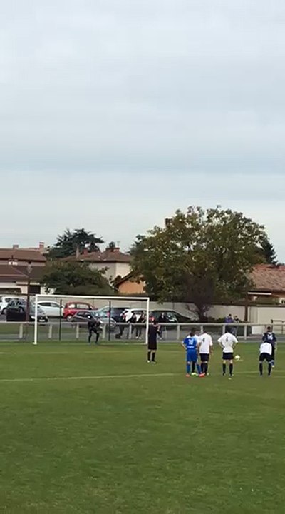 Pénalty marqué par le gardien de Corbas contre Rive Droite.