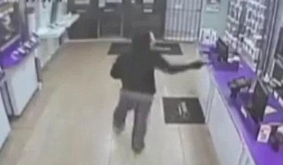 Maskeli soyguncu iş yerini böyle soydu