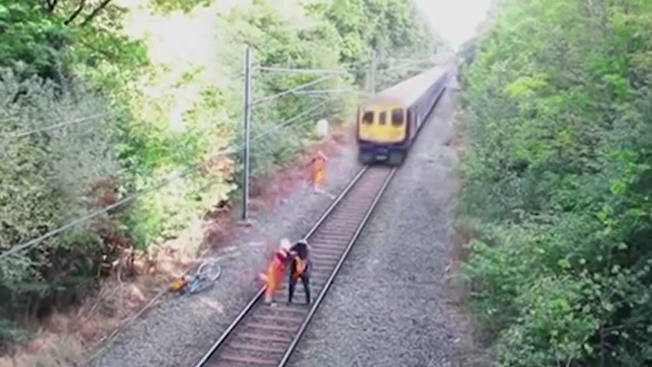 Un homme sauve la vie de ce mec ivre sur la voie ferrée