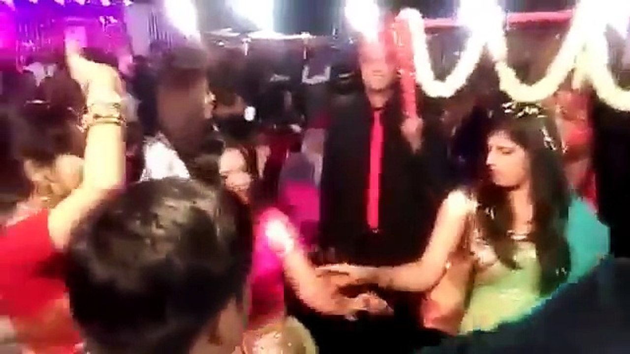 Dance By A Bride !! When he started to swing in the fun !! What happen Next !! Watch Video