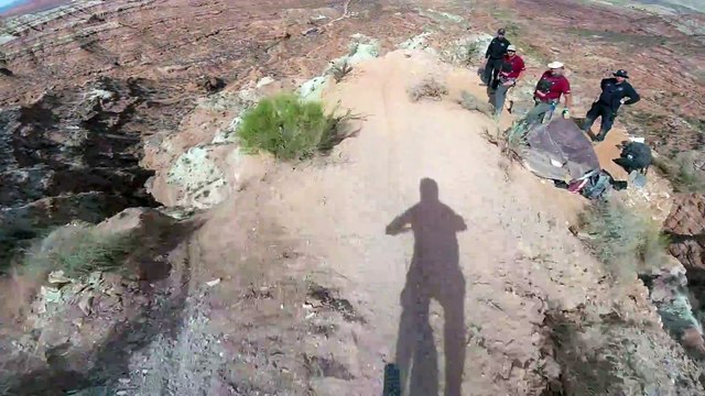 Double backflip en VTT dans un canyon aux Etats Unis
