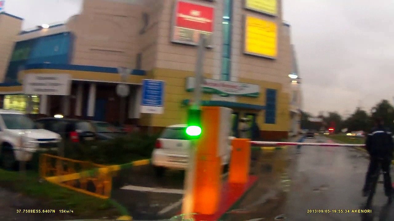 Un cycliste ivre se bat contre une barrière (Russie)