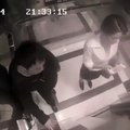 Elle donne une bonne leçon à un harcéleur dans l'ascenseur. Et si toutes les femmes pouvaient se défendre ainsi ?