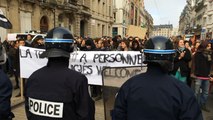 Les policiers entre les manifestants pro et anti FN