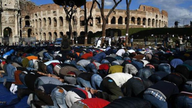 Roma'da Müslümanlar Protesto İçin Kolezyum'un Önünde Namaz Kıldı
