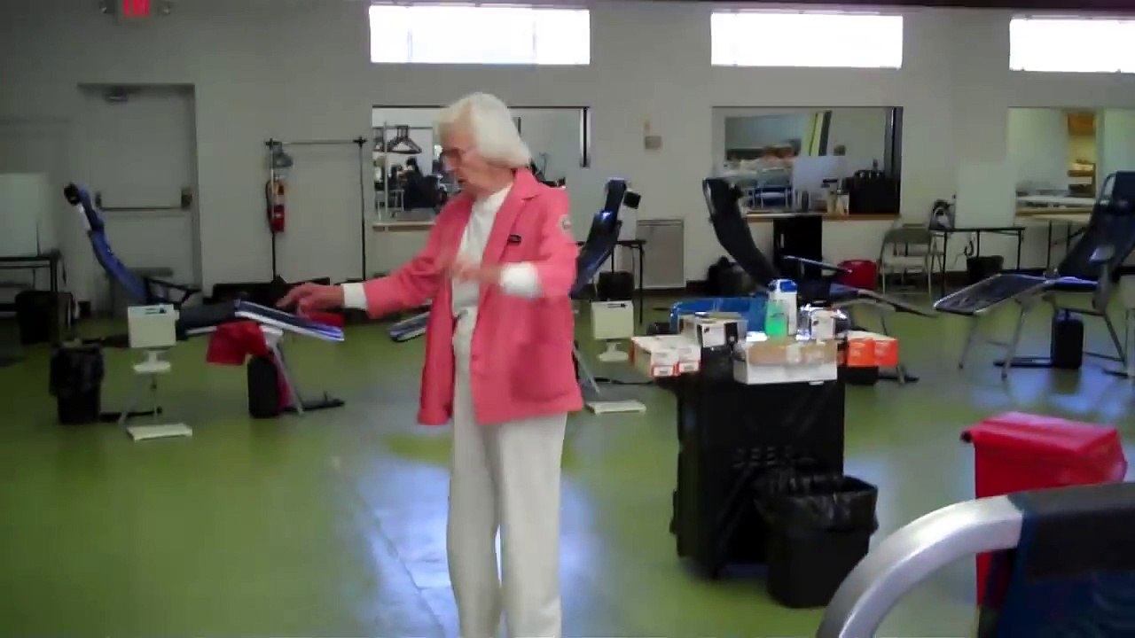 Elle fait un double salto-arriére a 90 ans